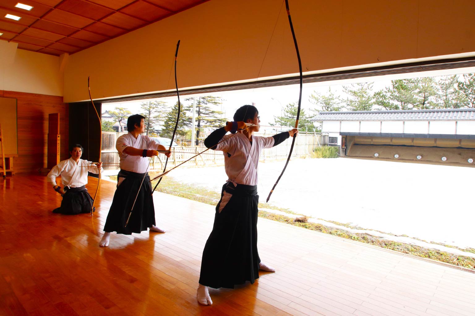 弓道場で弓射写真